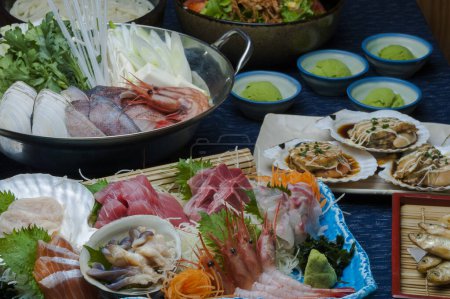 Téléchargez les photos : Cuisine japonaise. Assortiment de nourriture sur la table. Sashimi aux fruits de mer - en image libre de droit