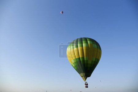 Téléchargez les photos : Montgolfière dans le ciel bleu - en image libre de droit