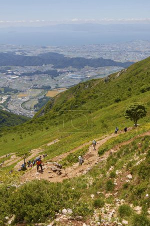 Téléchargez les photos : Touristes randonnée dans les montagnes au Japon, voyage d'été - en image libre de droit