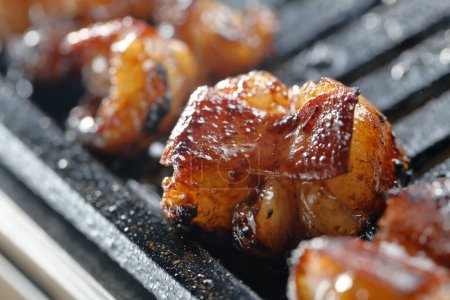 Téléchargez les photos : Morceaux de viande de porc grillés sur barbecue - en image libre de droit