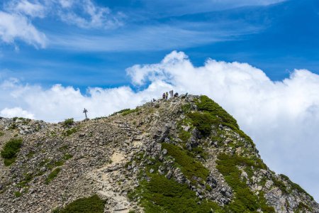 Téléchargez les photos : Vue sur le paysage de montagne avec ciel nuageux - en image libre de droit