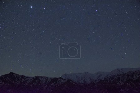 Foto de Cielo nocturno con estrellas y montañas - Imagen libre de derechos