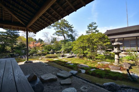 Téléchargez les photos : Maison traditionnelle japonaise et jardin au Japon - en image libre de droit