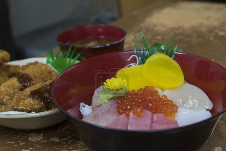 Téléchargez les photos : Cuisine japonaise. Sashimi de poisson cru au caviar - en image libre de droit