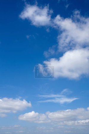 Téléchargez les photos : Beau fond de ciel avec des nuages duveteux dans le ciel bleu - en image libre de droit