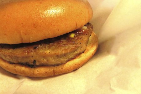 Foto de Primer plano - hasta de deliciosa hamburguesa casera en papel - Imagen libre de derechos