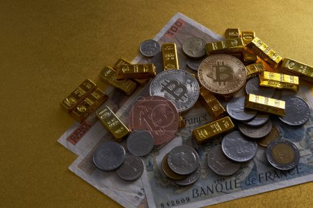 Téléchargez les photos : Figurines miniatures d'hommes d'affaires debout sur pile de pièces, bitcoins et lingots d'or - en image libre de droit