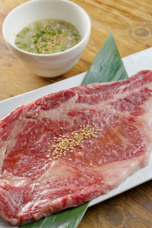 Téléchargez les photos : Steak de boeuf frais avec oignon vert dans l'assiette - en image libre de droit
