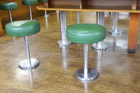 Téléchargez les photos : Chaises vertes vides dans le café - en image libre de droit