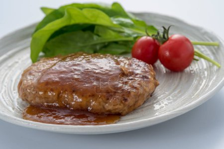 Téléchargez les photos : Steak grillé aux tomates, feuilles de salade et sauce - en image libre de droit