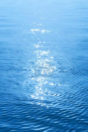 Téléchargez les photos : Surface de l'eau avec des vagues ondulées. fond abstrait - en image libre de droit