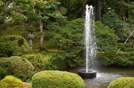Téléchargez les photos : Jardin japonais avec une fontaine - en image libre de droit