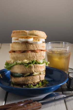 Téléchargez les photos : Tas de sandwichs faits maison avec poitrine de poulet, laitue, fromage, œufs et crevettes - en image libre de droit