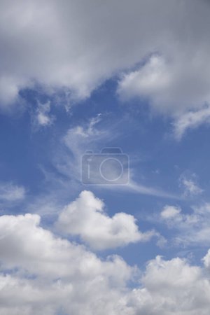 Téléchargez les photos : Beau fond de ciel avec des nuages duveteux dans le ciel bleu - en image libre de droit