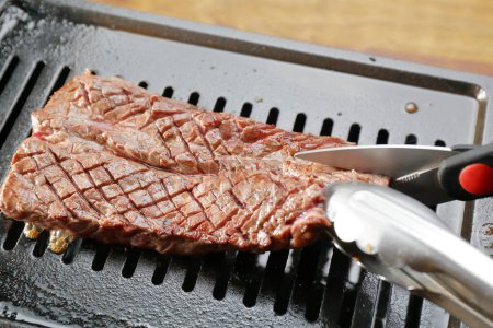 Téléchargez les photos : Cuisson steak de bœuf frais sur le gril - en image libre de droit