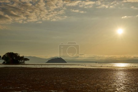 Téléchargez les photos : Magnifique coucher de soleil sur la mer. Vacances d'été - en image libre de droit