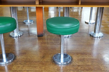 Foto de Sillas verdes vacías en la cafetería - Imagen libre de derechos