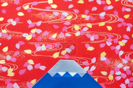 Téléchargez les photos : Origami de papier de Mt. Fuji sur motif floral - en image libre de droit