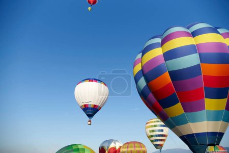 Téléchargez les photos : Montgolfières colorées volent dans le ciel par une journée ensoleillée - en image libre de droit