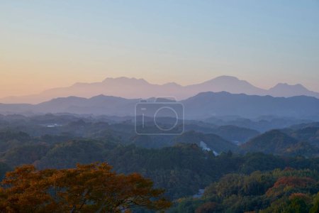 Téléchargez les photos : Magnifique coucher de soleil sur les montagnes, paysage asiatique - en image libre de droit