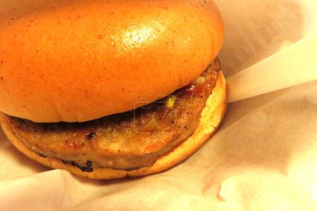 Foto de Primer plano - hasta de deliciosa hamburguesa casera en papel - Imagen libre de derechos