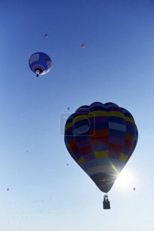Foto de Globos de aire caliente de colores volando en el cielo en un día soleado - Imagen libre de derechos