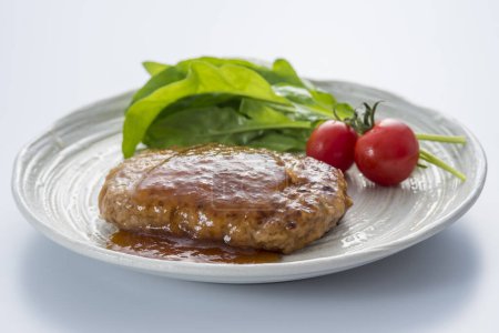 Téléchargez les photos : Steak grillé aux tomates, feuilles de salade et sauce - en image libre de droit