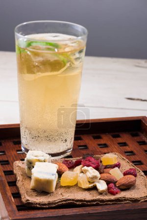 Téléchargez les photos : Un verre de glace fraîche avec un citron sur la table - en image libre de droit