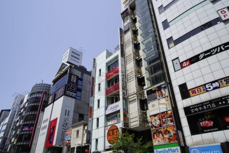 Téléchargez les photos : Vue sur la rue des bâtiments modernes par une journée ensoleillée, Tokyo, Japon - en image libre de droit