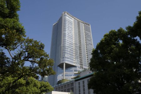 Téléchargez les photos : Tour de bureaux et arbres verts à Tokyo, Japon - en image libre de droit