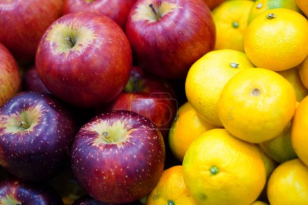 Foto de Pila de manzanas frescas y mandarinas en la tienda - Imagen libre de derechos