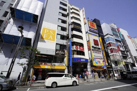 Téléchargez les photos : Paysage urbain avec magasins et bâtiments d'affaires près de la gare de Harajuku, Shibuya, Tokyo, Japon - en image libre de droit