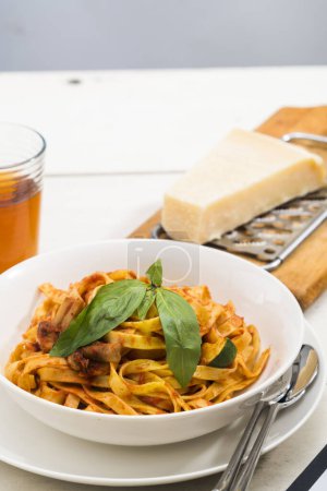 Téléchargez les photos : Assiette de pâtes avec sauce tomate, fromage et basilic - en image libre de droit