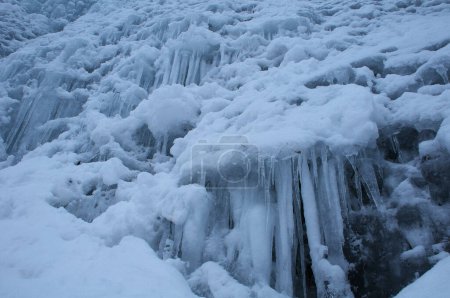 Foto de Una cascada congelada con algunos carámbanos - Imagen libre de derechos