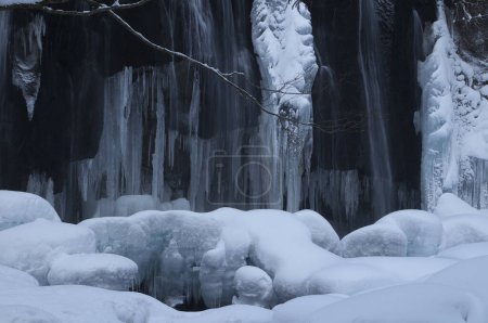 Foto de Una cascada con hielo y nieve en las rocas - Imagen libre de derechos
