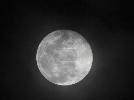 Téléchargez les photos : Photo noir et blanc de la pleine lune dans le ciel nocturne - en image libre de droit