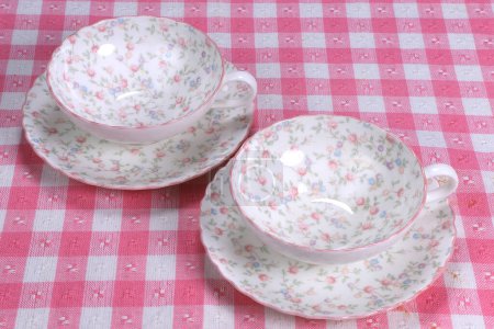 Foto de Tazas de té y platillos en la mesa - Imagen libre de derechos