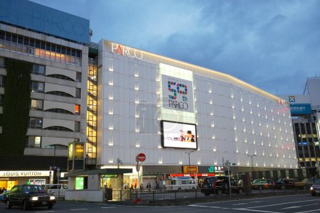 Téléchargez les photos : Paysage urbain au crépuscule avec le grand magasin Takashimaya à Kyoto, Japon - en image libre de droit