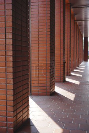 Foto de Columnas de ladrillo rojo en la arquitectura moderna de la ciudad, Tokio, Japón - Imagen libre de derechos