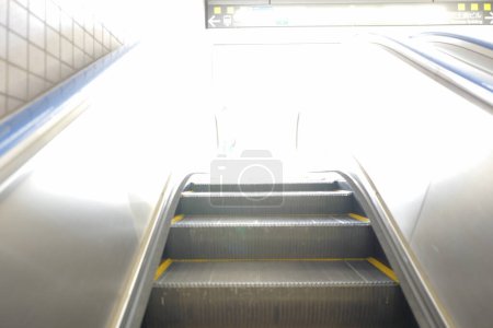 Téléchargez les photos : Escaliers modernes dans le métro - en image libre de droit