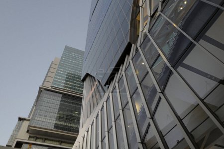 Téléchargez les photos : Vue du bas d'un immeuble de bureaux moderne à Tokyo, Japon - en image libre de droit