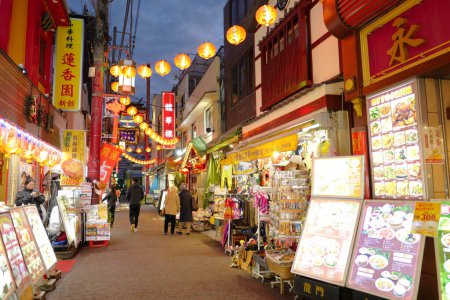 Foto de Yokohama Chinatown distrito por la noche. El barrio chino más grande de Japón - Imagen libre de derechos
