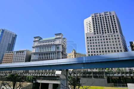 Pedi Shiodome complejo comercial en el fondo de New Transit Yurikamome elevada línea de ferrocarril en el área de Shiodome de Minato. Tokio. Japón