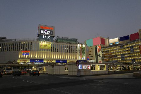 Foto de Vista nocturna de los grandes almacenes Odakyu en la estación de Shinjuku, Tokio, Japón - Imagen libre de derechos
