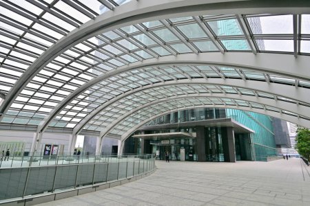 Foto de Edificio de la estación Shiodome Sumitomo con techo panorámico, Tokio, Japón - Imagen libre de derechos