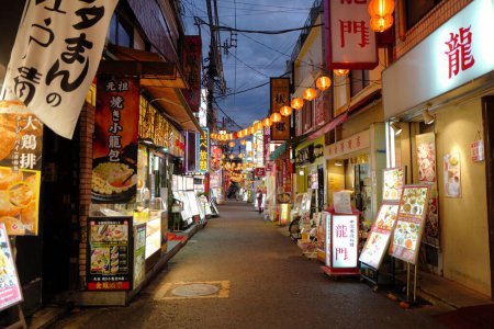 Téléchargez les photos : Le quartier chinois de Yokohama la nuit. Le plus grand Chinatown au Japon - en image libre de droit