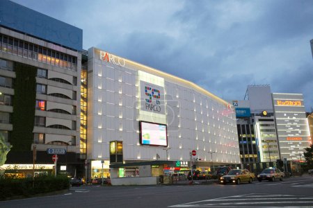 Téléchargez les photos : Paysage urbain au crépuscule avec le grand magasin Takashimaya à Kyoto, Japon - en image libre de droit