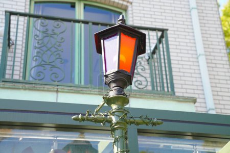 Foto de Linterna roja de estilo vintage en la calle - Imagen libre de derechos