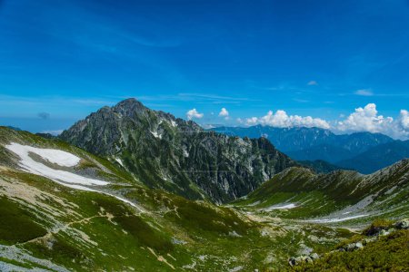 Téléchargez les photos : Beau paysage de montagnes avec ciel bleu - en image libre de droit