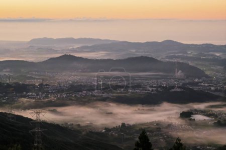 Téléchargez les photos : Magnifique coucher de soleil sur la ville de montagne - en image libre de droit